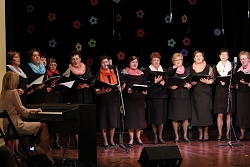 Klub Seniora chór „Srebrny głos” podczas święta Kobiet