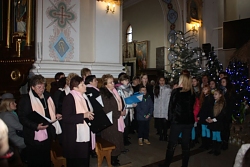 Występ chórów z Gminnego Ośrodka Kultury w Kozłowie podczas Świąt Bożego Narodzenia